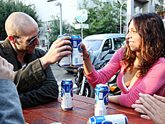 שותים בירה ברחוב (צילום: עודד קרני)